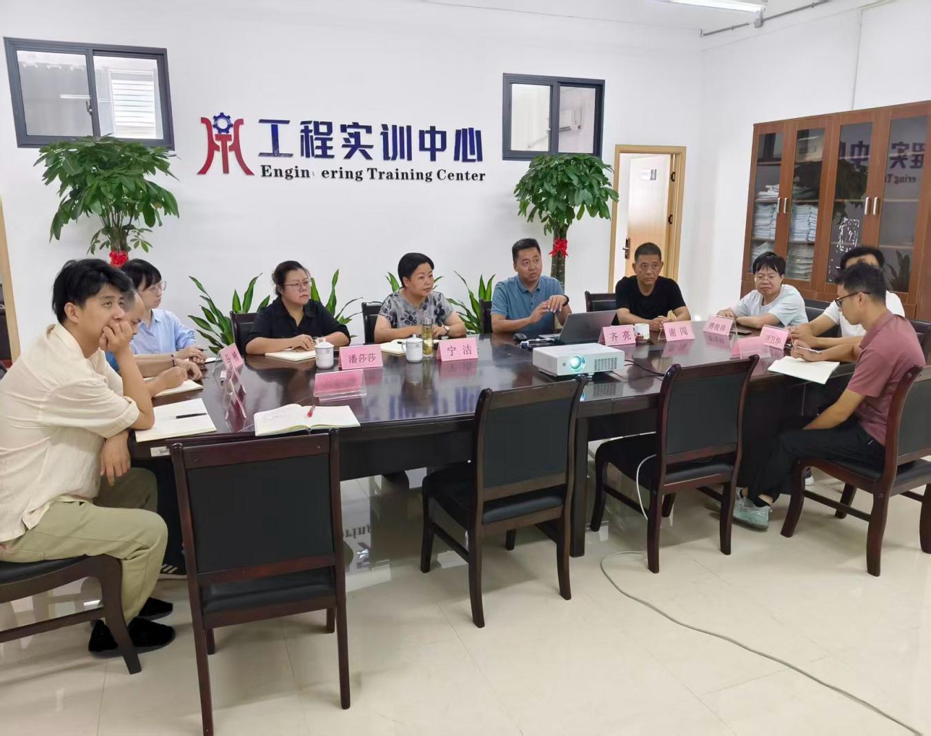 党委常委副校长宁洁深入双创学院走访调研